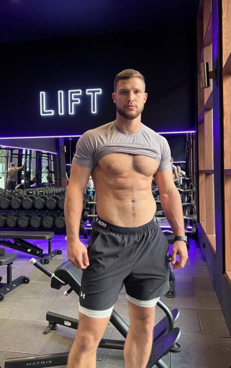 Alpha_W10's tweet photo. Get on your knees and ready to worship 
#worship #domination #findom #footfetısh #musclehunks https://t.co/IGDRxnc9uH