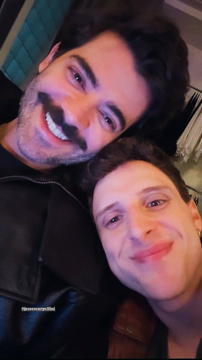 dimartism's tweet photo. estar junto do amor da sua vida de novo, depois de meses sem se verem 😭💛 https://t.co/W7E77858DV