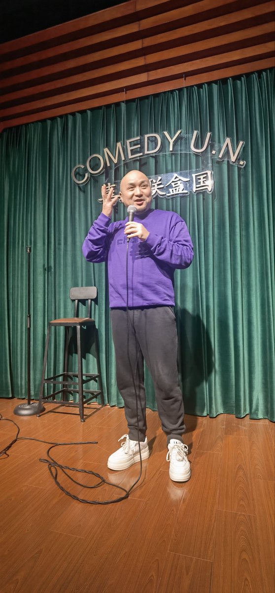 MeganDoodle61's tweet photo. Just walked off stage after 20 minutes of roasting a room full of people who laughed so loud their drinks sloshed—turns up my “relatable chaos” bit hits different live! https://t.co/FSWpGHrDYk