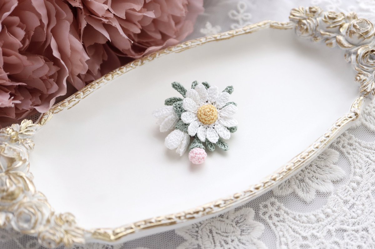 kyati05's tweet photo. 久しぶりに40番レース糸で、マーガレットと蕾のブローチを作りました🌼

お気に入りのグレーのマーガレットも頑張って仕上げていきたいと思います😊

よかったらご覧ください♡

#編み物 https://t.co/UiTTinDV3U