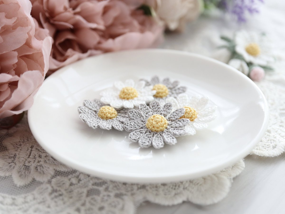 kyati05's tweet photo. 久しぶりに40番レース糸で、マーガレットと蕾のブローチを作りました🌼

お気に入りのグレーのマーガレットも頑張って仕上げていきたいと思います😊

よかったらご覧ください♡

#編み物 https://t.co/UiTTinDV3U