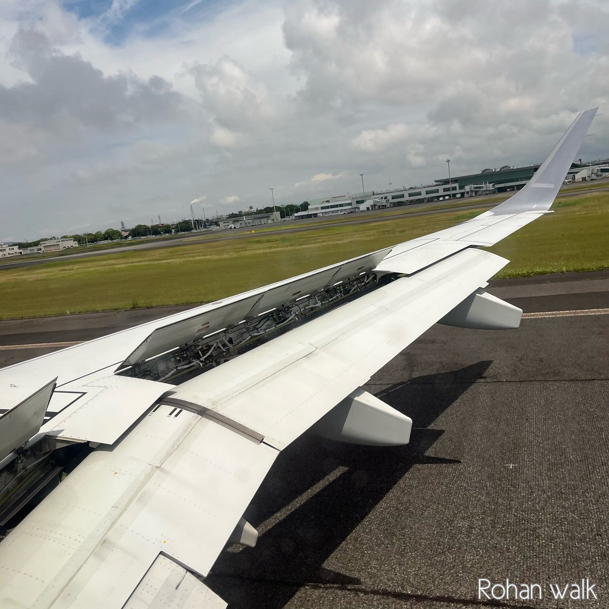 kitanjp's tweet photo. 路庵さん歩(UBJ)2年ぶりの山口宇部空港。E190のスポイラー全開!
#路庵さん歩 #お達者倶楽部2026 #jair #jl291 #ubj https://t.co/vxEhBZhP6S