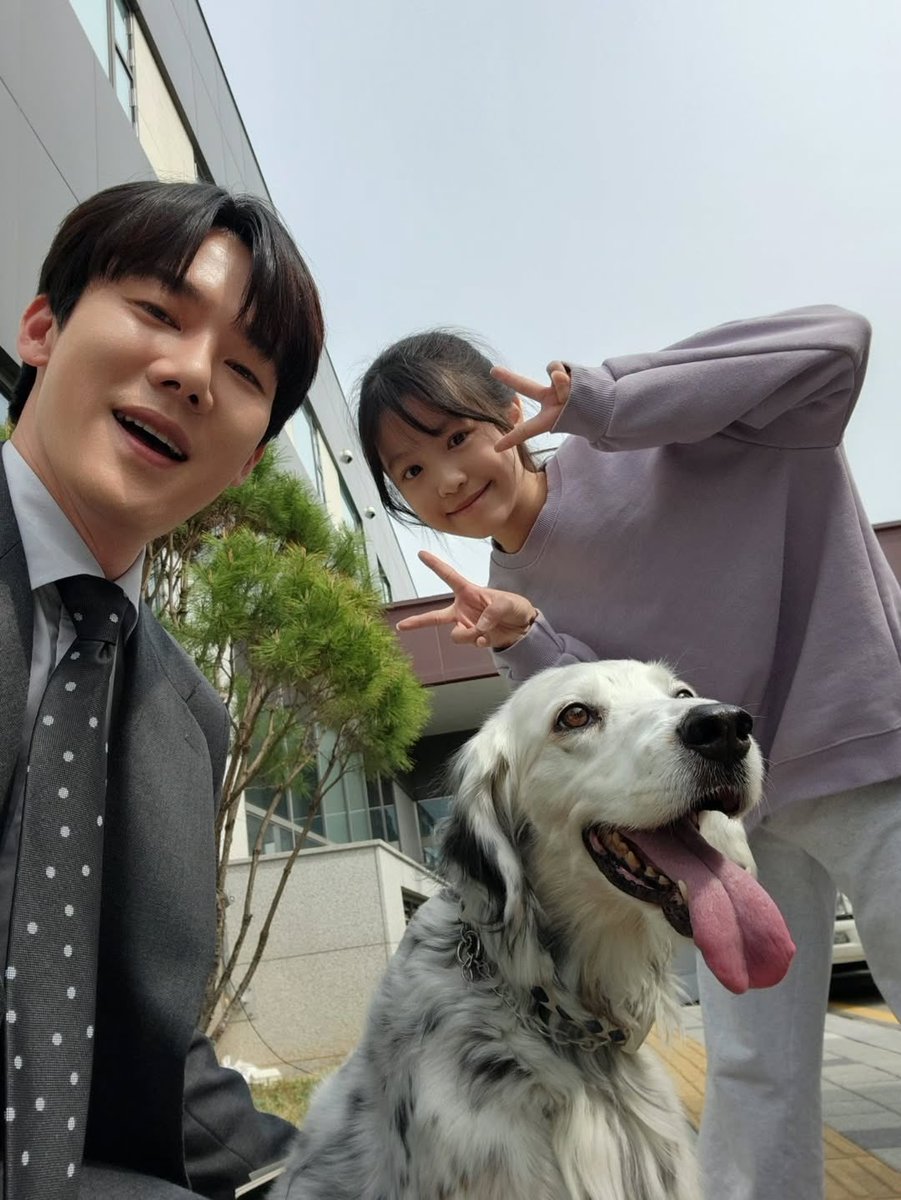 just_ranee's tweet photo. It seems that Yeonseok is not the only one who likes children, because Rita's face also looks bright when she’s with them👧🏻🐾 https://t.co/27rHRxukQ2