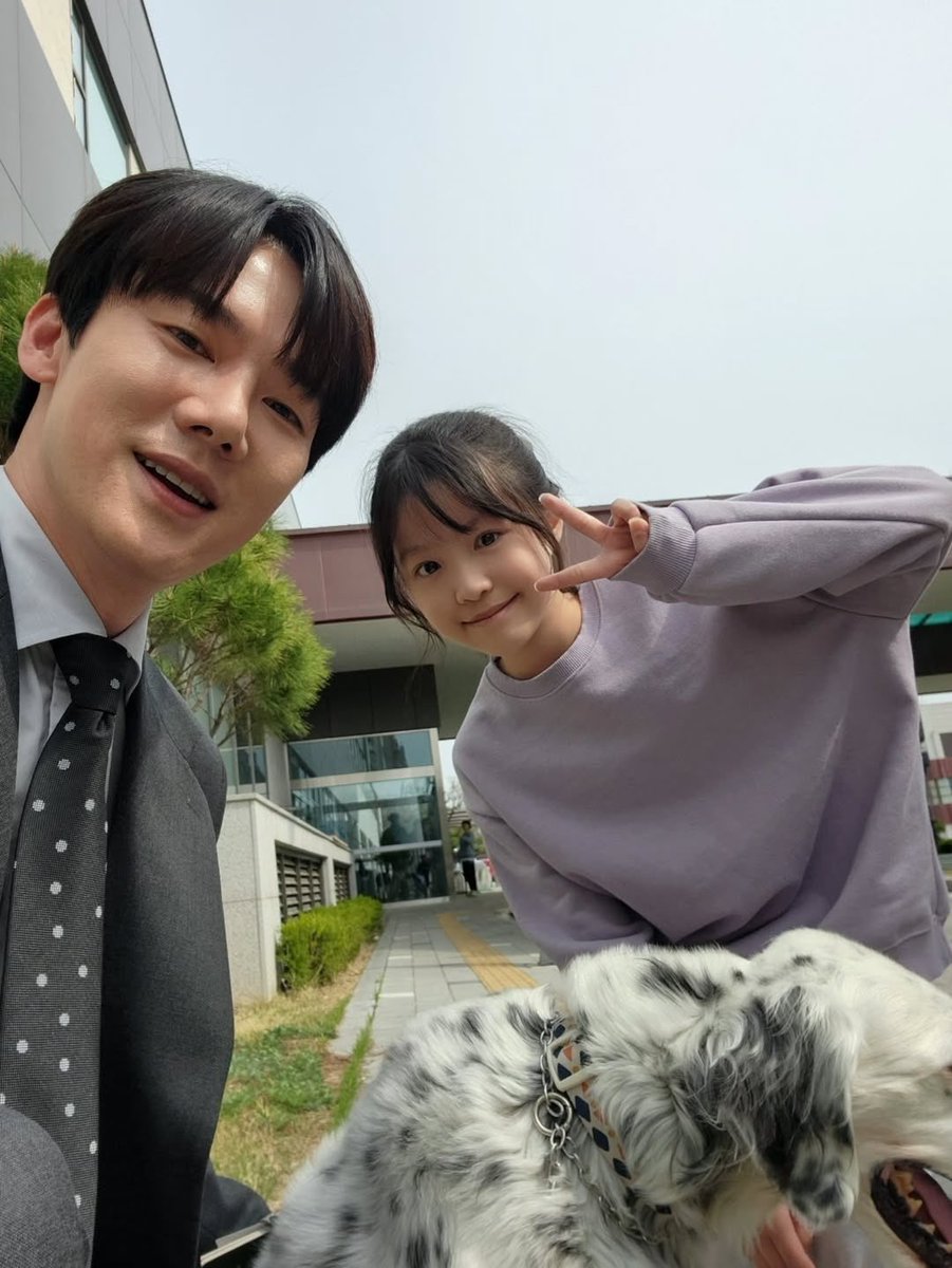 just_ranee's tweet photo. It seems that Yeonseok is not the only one who likes children, because Rita's face also looks bright when she’s with them👧🏻🐾 https://t.co/27rHRxukQ2