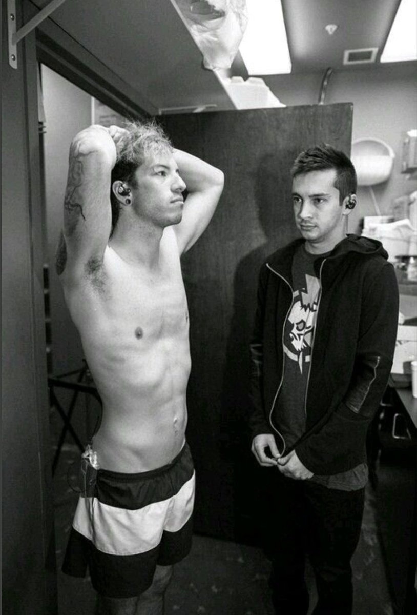 criiss|-/ tweet media
