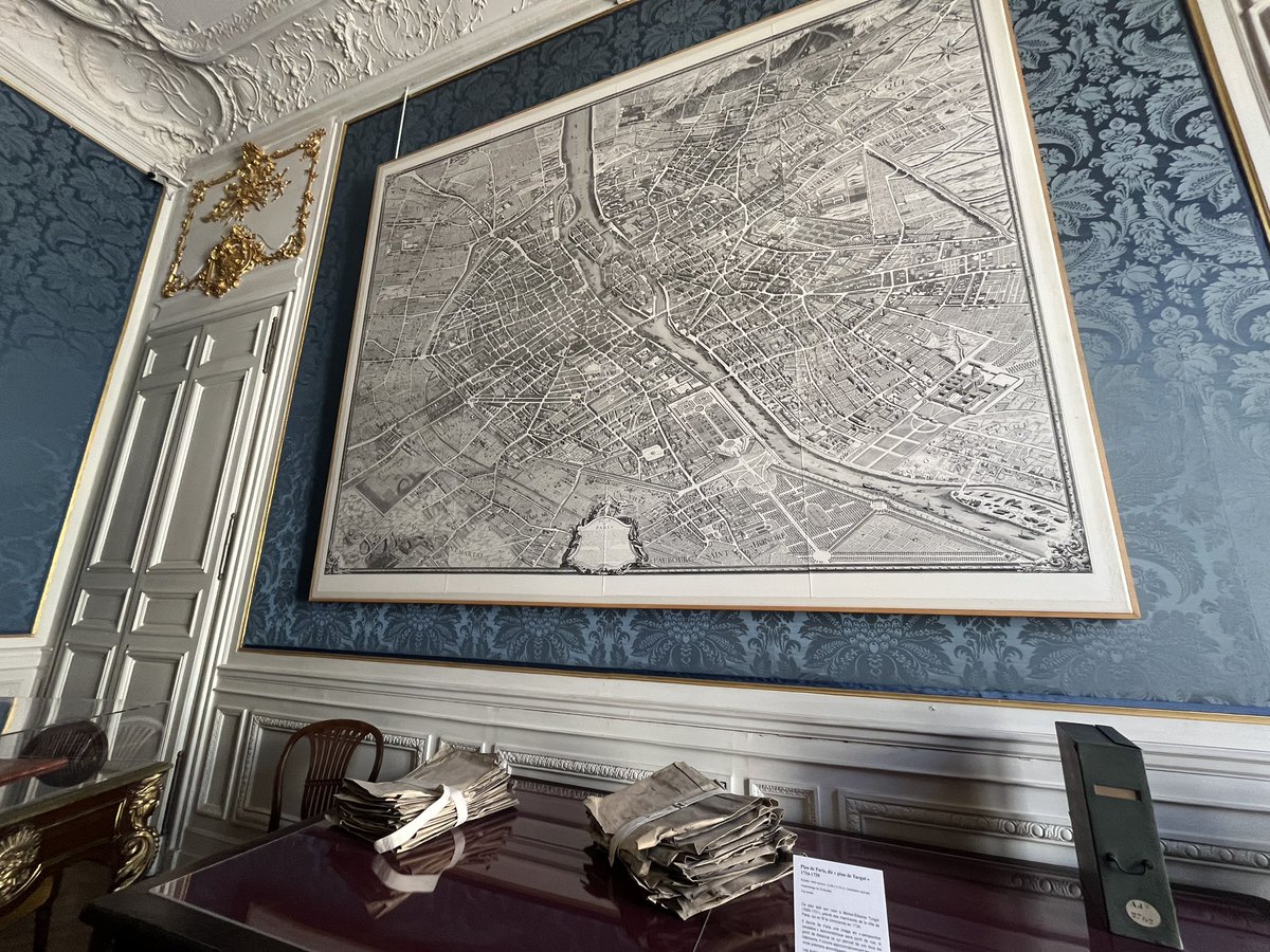 kimura_kayoko's tweet photo. こういう資料見てるさすが三権分立の国といった気持ちになる
画像は300年前のパリの地図 https://t.co/TewWn47vdH