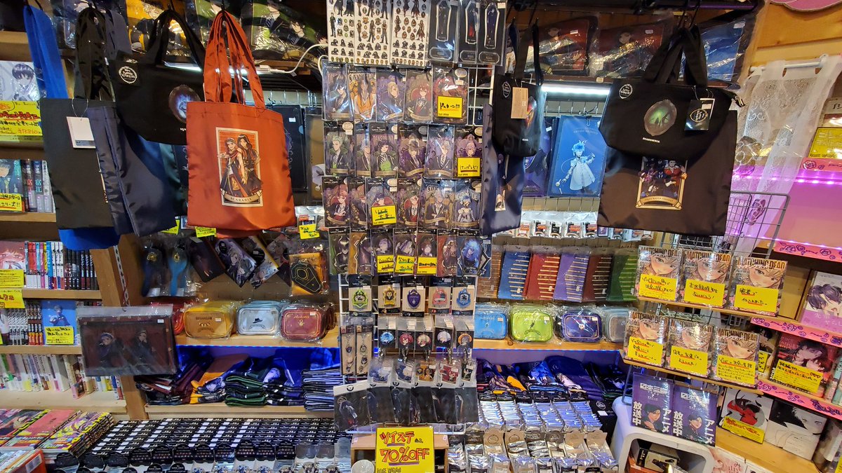 vv_hinode's tweet photo. ヴィレッジヴァンガードイオンモール日の出店
完全閉店まで
残り「24日」

なんの躊躇いもなく
ドカンと2面だしいたしました。
どうぞヴィランの世界を
ゆっくりとお楽しみください。

ツイステ関連商品は
なんと70％OFFですぞ‼️

今日は元気に営業中！！ https://t.co/vDcykEwBKm