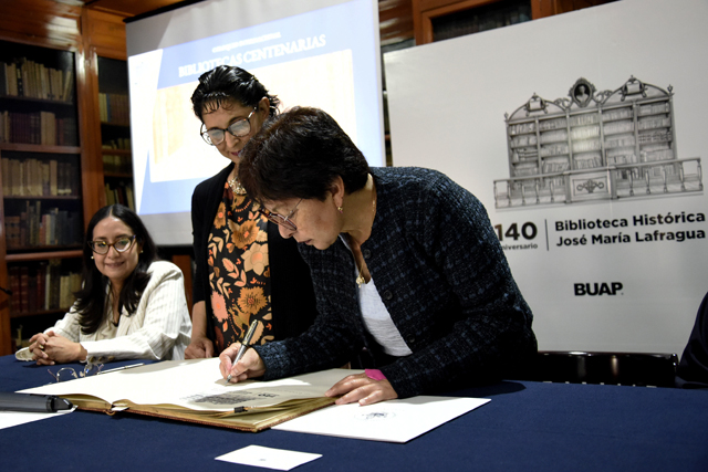 Foro21's tweet photo. 🚨📚 PRESERVAN EL LEGADO: INAUGURAN EN EL CAROLINO EL COLOQUIO INTERNACIONAL DE BIBLIOTECAS CENTENARIAS

La Rectora de la @BUAPoficial , Lilia Cedillo Ramírez, encabeza las actividades conmemorativas por los 140 años del carácter público de la Biblioteca Histórica José María Lafragua. 🏛️✨ Con datos del evento:

🔹 Sede del saber: El Edificio Carolino alberga este encuentro los días 4 y 5 de junio, reuniendo a expertos en investigación bibliodocumental. 
🔹 Acto histórico: La Rectora plasmó su firma en el álbum de visitantes distinguidos original que data de 1874. 
🔹 Identidad: "La conocí como estudiante de la Prepa Benito Juárez; me generaba gran admiración": Rectora Lilia Cedillo. 
🔹 Estructura: Mesas temáticas analizarán el valor de este acervo que resguarda la memoria colectiva, informó la directora Mercedes Isabel Salomón.

🔗 Sigue la cobertura especial y las transmisiones en vivo aquí: https://t.co/9ihrpv8RY3

#Foro21 #BUAP #LiliaCedillo #Puebla #Cultura BUAP #Carolino #ÚltimaHora