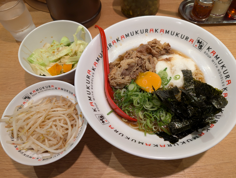 kichilog's tweet photo. 「どうとんぼり神座（かむくら）」の店頭ポスターに誘われて「さっ晴り牛トロ玉ラーメン（1,300円）」を注文。「野菜（260円）」「もやし（160円）」を追加した具だくさん冷麺を堪能。特に冷えた「とろろ」を麺に絡めると絶妙に美味しかったです。ごちそうさま。
#きちログ
https://t.co/GyH6W20Mux https://t.co/I2YENNfyZ1