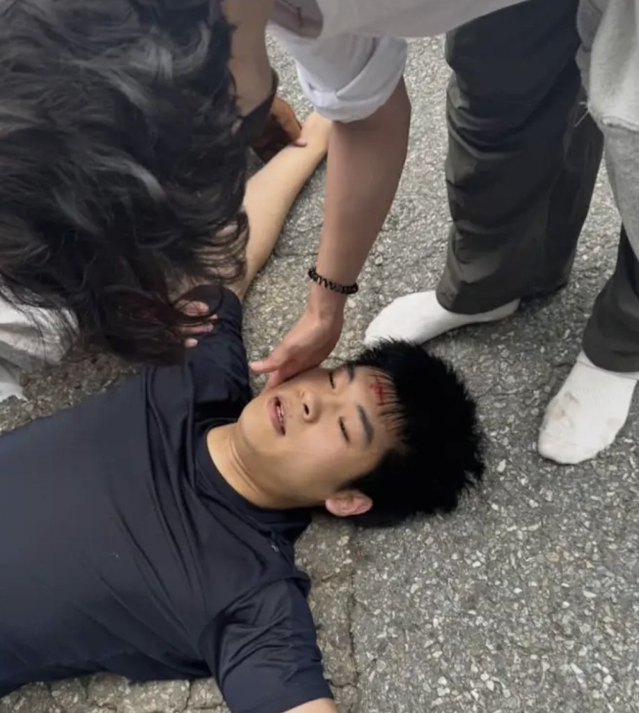 aurora_patriot's tweet photo. 쓰레드에 올라온겁니다. 이 청년 투표함 지키려다 경찰, 아니 공안한테 맞고 지금 코마상태랍니다. https://t.co/qFbYeoXeB6