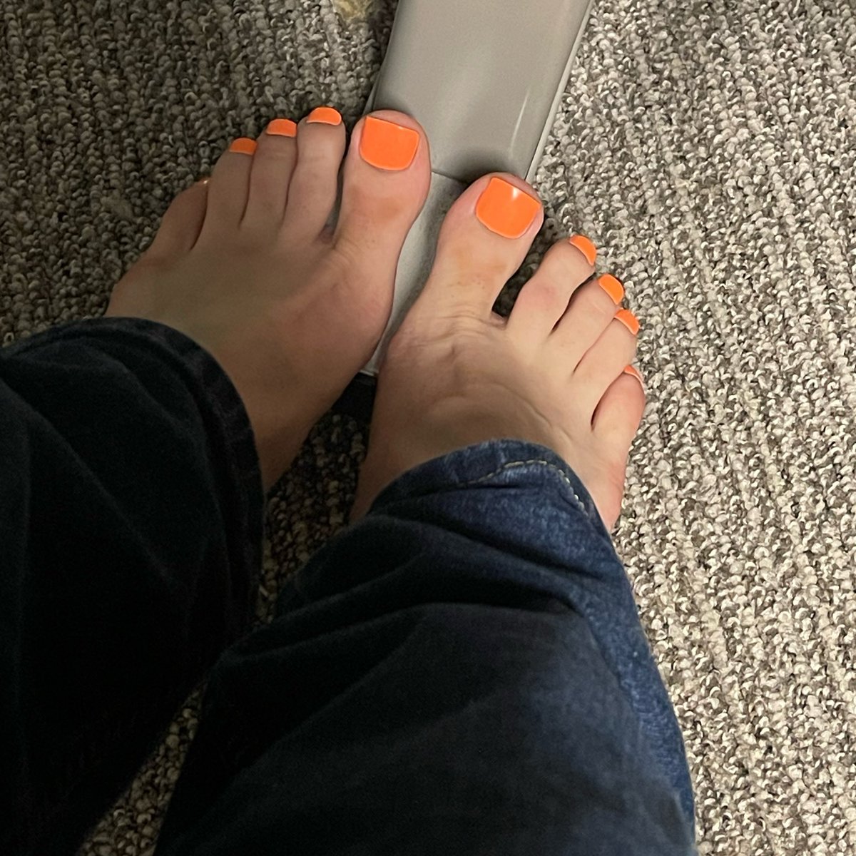CholoToes's tweet photo. Working late today 😮‍💨had to let the girls out…

footfetısh • feet • toes • soles • latino • latina • wataa • Chudai https://t.co/L8tqhm7hRQ