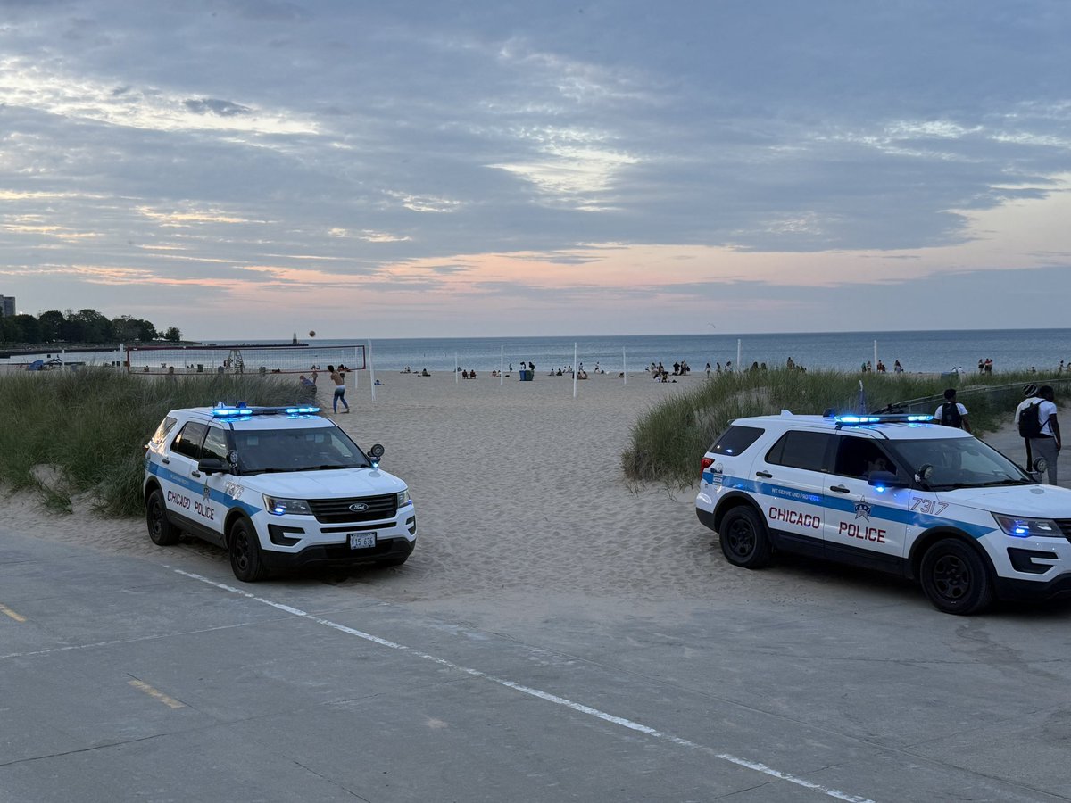 TylerLaRiviere's tweet photo. Dozens of Chicago Police officers are here at Foster Beach for a possible Teen Takeover that was warned about by Chicago Police and Ald. Leni Manaa- Hoppenworth’s office. https://t.co/o15UYqiocO