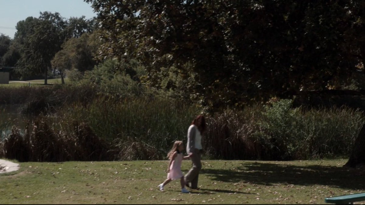 honeyjanes_'s tweet photo. the background detail of the mother and daughter when jane runs after finally getting what he wanted most… the writers are so sick of this one 🥲 https://t.co/P7DroNtkH1
