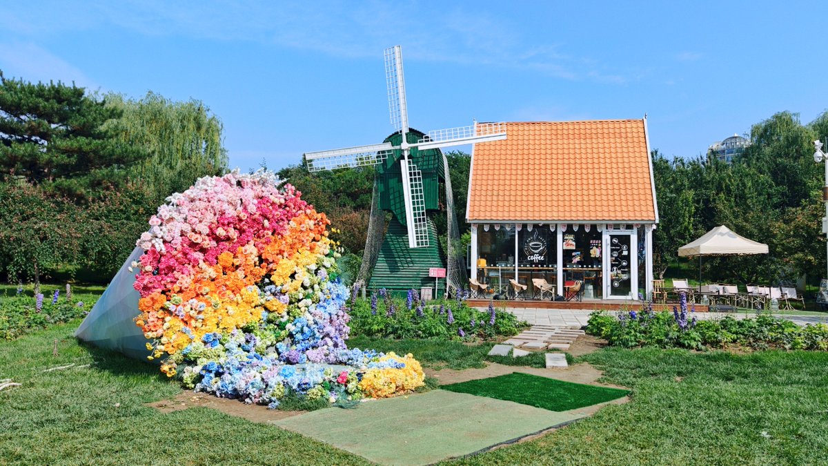VisitBeijingcn's tweet photo. Beijing Flower World in Fengtai District is a garden complex shaped around seasonal plantings and curated floral landscapes. It feels like a slow, open-air walk through shifting color and texture, with designed floral scenes unfolding across wide green spaces. https://t.co/G6fqEg62kt