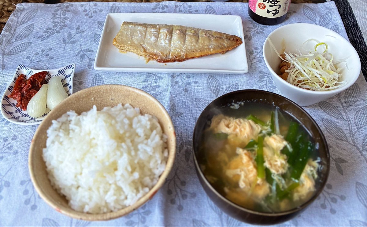 Csama1's tweet photo. 本日の朝昼ご飯
＊塩鯖
＊白髪ねぎ乗せ納豆
＊ニラ玉汁
＊らっきょうand激辛MAX漬
＊てんこ盛り🍚
#おうちご飯
#わたし飯 https://t.co/0B23PPHyqo