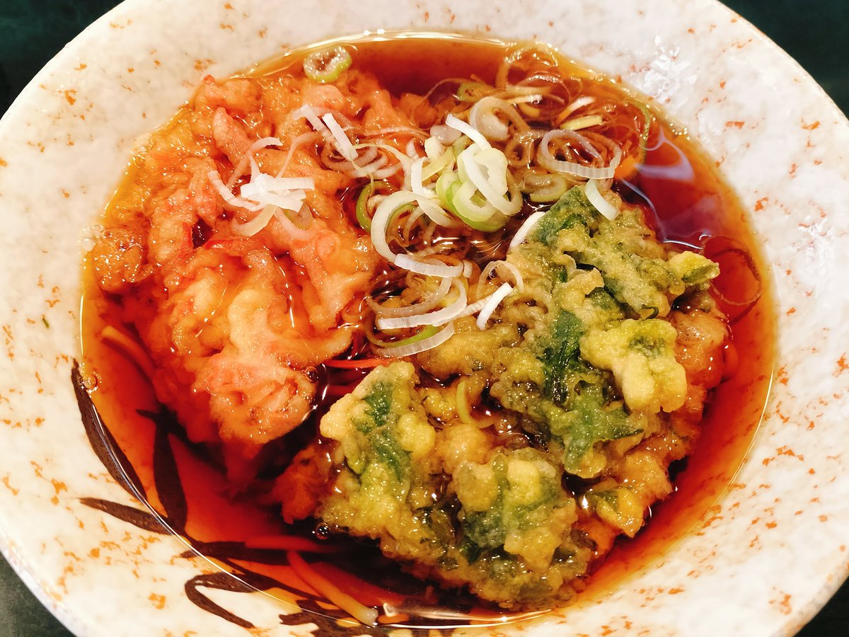 zuttappk's tweet photo. 志村坂上「さかうえ」ハーフ春菊ハーフ紅ショ天そば（白麺半分）
志村坂上待ち合わせでチョイとコーシーなんぞ☕️🤭…
せっかくだモン久々ズルっとしましょうか😃！？
出汁利いた強めの汁にのど越しイイ白麺
紅ショの酸味と春菊のほろ苦さがナンとも旨いヨ😋！！
 #路麺 #さかうえ https://t.co/7ZPkmBAyrH