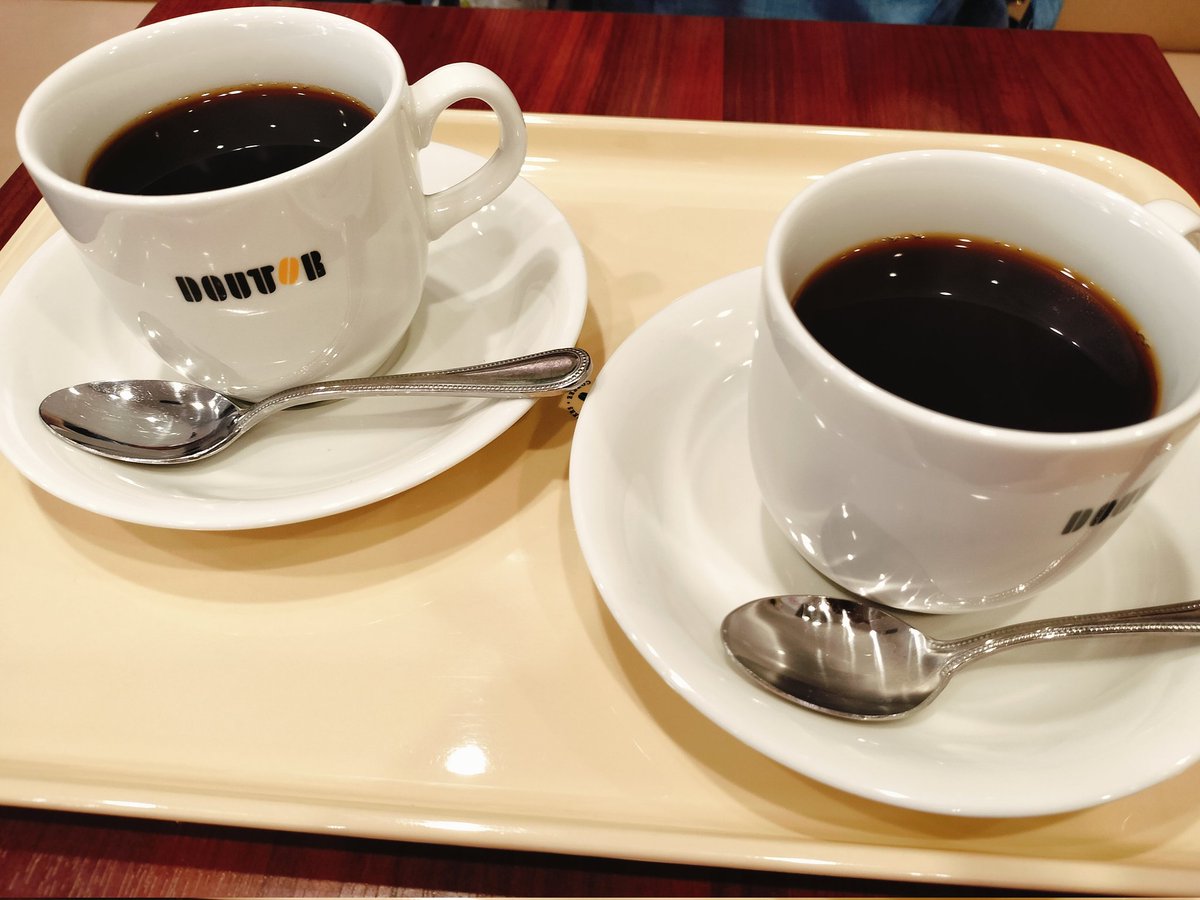 zuttappk's tweet photo. 志村坂上「さかうえ」ハーフ春菊ハーフ紅ショ天そば（白麺半分）
志村坂上待ち合わせでチョイとコーシーなんぞ☕️🤭…
せっかくだモン久々ズルっとしましょうか😃！？
出汁利いた強めの汁にのど越しイイ白麺
紅ショの酸味と春菊のほろ苦さがナンとも旨いヨ😋！！
 #路麺 #さかうえ https://t.co/7ZPkmBAyrH
