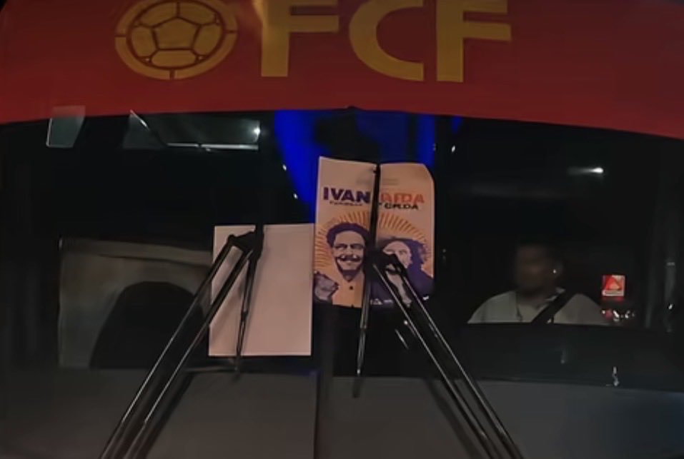 B_2_Back's tweet photo. @criticolombia3 Yo creo que después del vandalismo al bus de la selección Colombia muy contentos no deben estar ellos, los petristas piden respeto pero no lo dan🤡 https://t.co/yayJTB5LRL