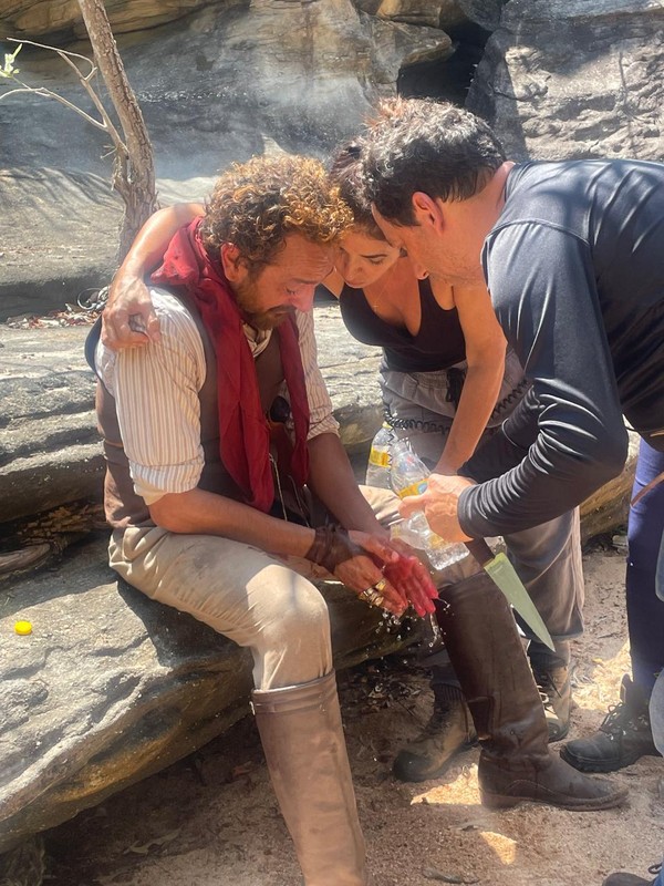 filomenaferret0's tweet photo. Irandhir Santos teve uma crise de ansiedade nos bastidores da sequência da morte do Josué.

A cena pesada em que Arduíno corta a cabeça do próprio irmão mexeu com o ator durante as gravações. #GuerreirosDoSol https://t.co/7h2a91GJno
