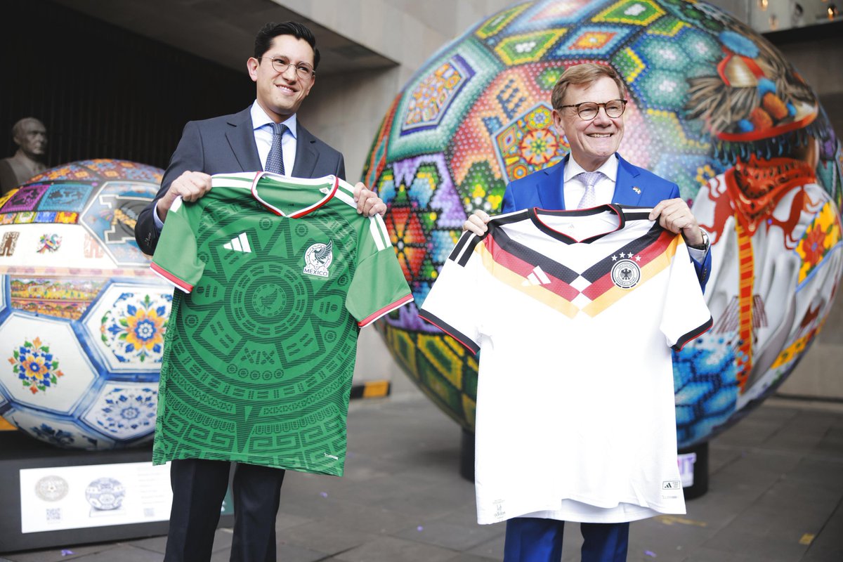 SRE_mx's tweet photo. 📸 El secretario Roberto Velasco (@r_velascoa), junto al ministro de Relaciones Exteriores de la República Federal de @GermanyDiplo, Johann Wadephul (@AussenMinDE), destacó en conferencia de prensa el fortalecimiento de la relación bilateral 🇲🇽-🇩🇪, en áreas como como igualdad de género, desarrollo sostenible, acción climática y construcción de sociedades más justas e incluyentes. Lo anterior impulsado gracias a la reciente visita del presidente Frank-Walter Steinmeier a la presidenta Claudia Sheinbaum.

Asimismo, ambos celebraron que, después de casi 10 años, se volviera a llevar a cabo la Comisión Binacional México - Alemania. De la tercera edición de la Comisión Binacional, destacan algunos resultados como los 280 millones de euros destinados por el gobierno alemán a proyectos de cooperación técnica y financiera en nuestro país para 2026-2027; la importancia de un comercio bilateral de 27 mil millones de dólares, y la consolidación alemana como el tercer país inversionista en territorio mexicano, a través de 2,300 empresas aquí establecidas.

🇲🇽🤝🇩🇪