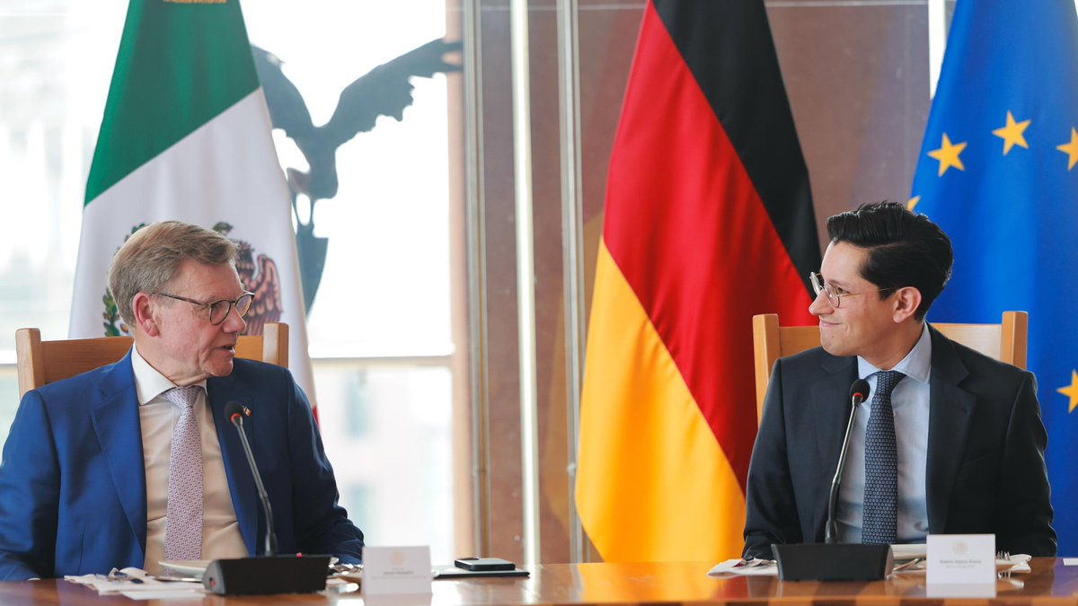 SRE_mx's tweet photo. 📸 El secretario Roberto Velasco (@r_velascoa), junto al ministro de Relaciones Exteriores de la República Federal de @GermanyDiplo, Johann Wadephul (@AussenMinDE), destacó en conferencia de prensa el fortalecimiento de la relación bilateral 🇲🇽-🇩🇪, en áreas como como igualdad de género, desarrollo sostenible, acción climática y construcción de sociedades más justas e incluyentes. Lo anterior impulsado gracias a la reciente visita del presidente Frank-Walter Steinmeier a la presidenta Claudia Sheinbaum.

Asimismo, ambos celebraron que, después de casi 10 años, se volviera a llevar a cabo la Comisión Binacional México - Alemania. De la tercera edición de la Comisión Binacional, destacan algunos resultados como los 280 millones de euros destinados por el gobierno alemán a proyectos de cooperación técnica y financiera en nuestro país para 2026-2027; la importancia de un comercio bilateral de 27 mil millones de dólares, y la consolidación alemana como el tercer país inversionista en territorio mexicano, a través de 2,300 empresas aquí establecidas.

🇲🇽🤝🇩🇪
