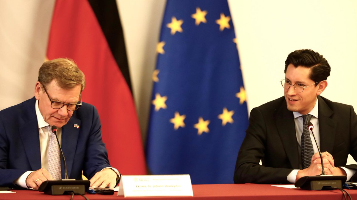 SRE_mx's tweet photo. 📸 El secretario Roberto Velasco (@r_velascoa), junto al ministro de Relaciones Exteriores de la República Federal de @GermanyDiplo, Johann Wadephul (@AussenMinDE), destacó en conferencia de prensa el fortalecimiento de la relación bilateral 🇲🇽-🇩🇪, en áreas como como igualdad de género, desarrollo sostenible, acción climática y construcción de sociedades más justas e incluyentes. Lo anterior impulsado gracias a la reciente visita del presidente Frank-Walter Steinmeier a la presidenta Claudia Sheinbaum.

Asimismo, ambos celebraron que, después de casi 10 años, se volviera a llevar a cabo la Comisión Binacional México - Alemania. De la tercera edición de la Comisión Binacional, destacan algunos resultados como los 280 millones de euros destinados por el gobierno alemán a proyectos de cooperación técnica y financiera en nuestro país para 2026-2027; la importancia de un comercio bilateral de 27 mil millones de dólares, y la consolidación alemana como el tercer país inversionista en territorio mexicano, a través de 2,300 empresas aquí establecidas.

🇲🇽🤝🇩🇪