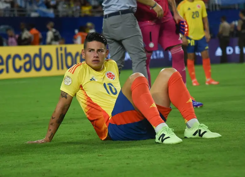 ZurdoGeneral's tweet photo. Solamente en un país de subnormales le pueden decir "Grande James" a un pendejo que lo único que tiene es el talento de patear un balón, sin valores; que lo único que ha ganado es plata porque hasta sus "logros" se escudan en un equipo, lo que ha hecho es robar a sus patrones. https://t.co/tCqum43rak