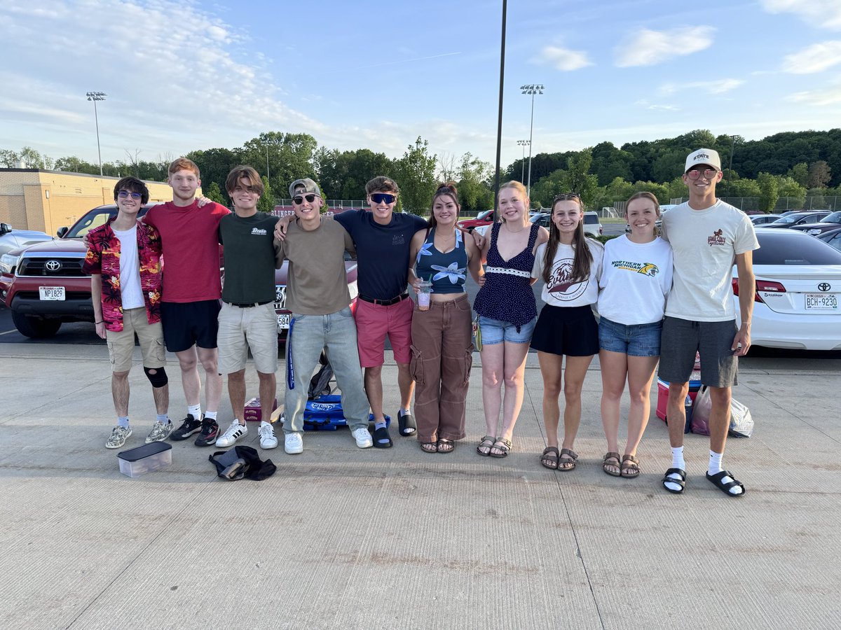 mro_shs's tweet photo. Senior Sunset with some amazing Owls who will be graduating on Sunday….🌅#HootieNationForever 🦉@SlingerOwls @SlingerOwlsAD https://t.co/x6bree2RWX