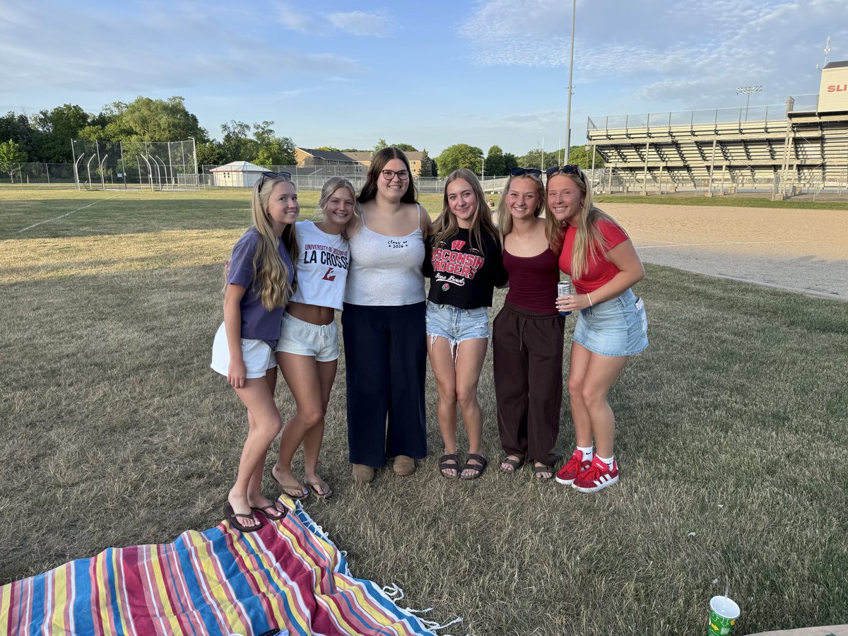 mro_shs's tweet photo. Senior Sunset with some amazing Owls who will be graduating on Sunday….🌅#HootieNationForever 🦉@SlingerOwls @SlingerOwlsAD https://t.co/x6bree2RWX