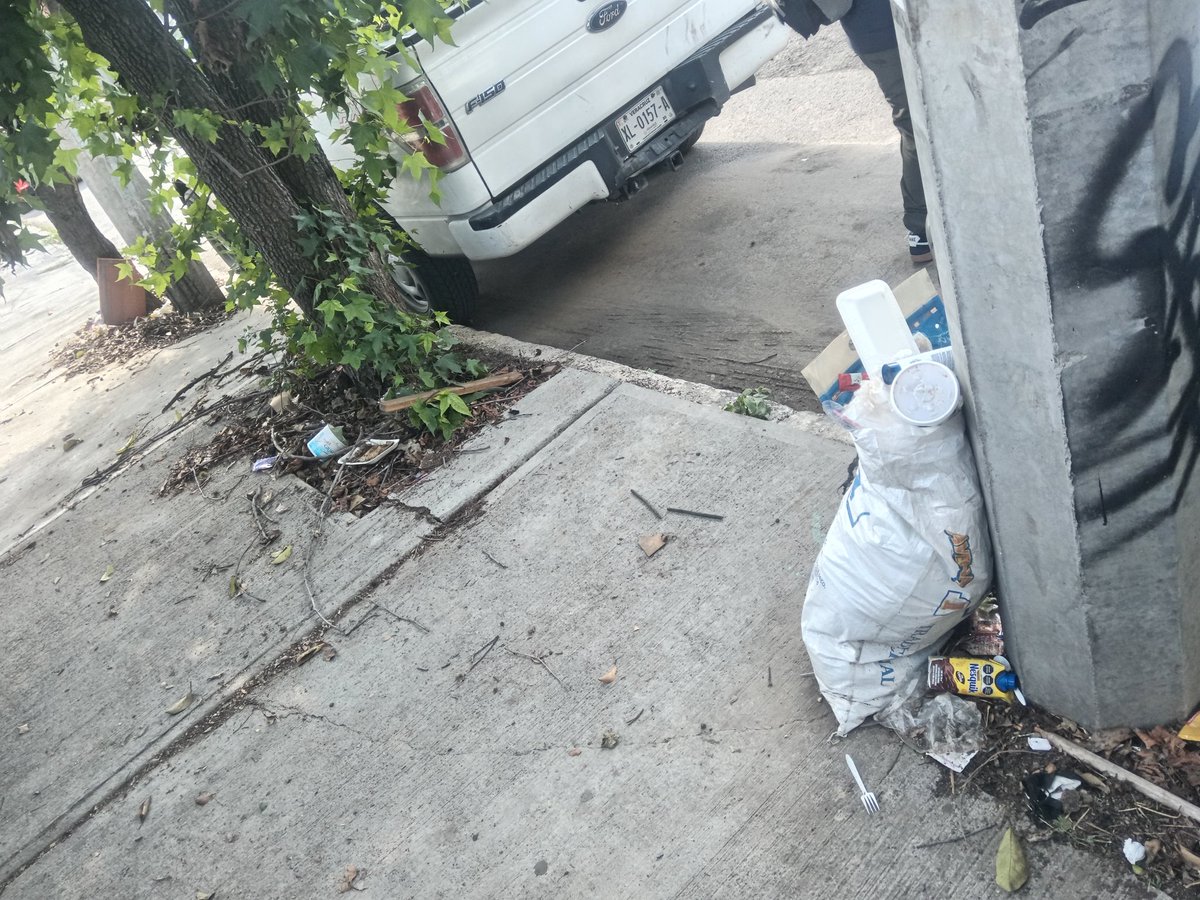 BjPortales's tweet photo. @locatel_mx @AccionesBJ @ReportandoCDMX1 @LuisMendozaBJ todos los días es lo mismo en calles de Víctor Hugo y Suiza 03570 el personal de limpia Alberto hijo de don José no barre porque no le paga la alcaldía ojalá nos manden ya a personal autorizado de limpia no voluntarios https://t.co/qDQyJVArJm