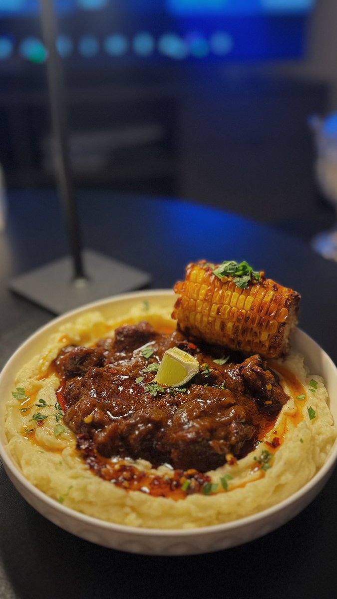 m_ryii's tweet photo. عشا اليوم 
لحم بالبصل المكرمل والوورشستر 🥩🧅
قدمته مع ماش بوتيتو وذرة مشوية 🥔🌽
لذييييذ مرة مرة https://t.co/MW3HscFhRw