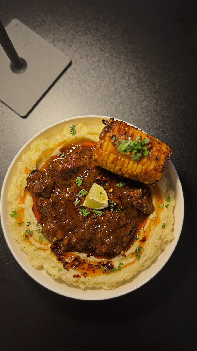 m_ryii's tweet photo. عشا اليوم 
لحم بالبصل المكرمل والوورشستر 🥩🧅
قدمته مع ماش بوتيتو وذرة مشوية 🥔🌽
لذييييذ مرة مرة https://t.co/MW3HscFhRw