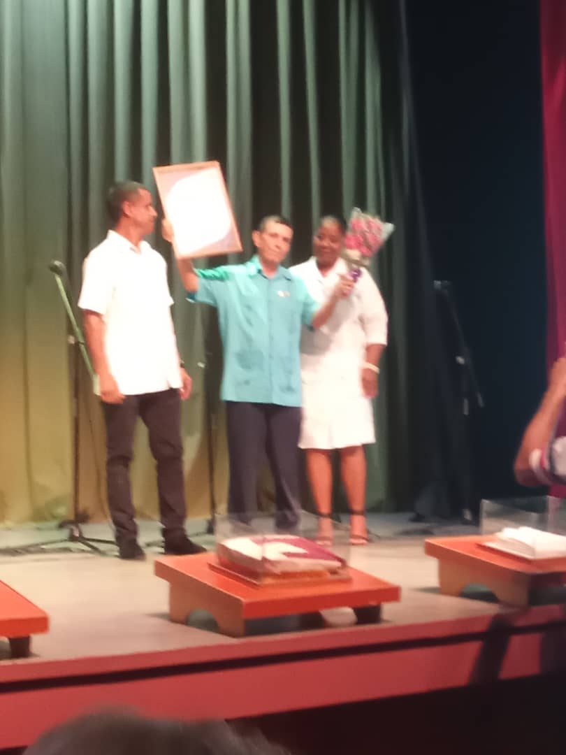 MinguezBarbara's tweet photo. Reconoce la AMPP a Luis Rafael González Dueñas por sus 40 años como delegado y le otorga la distinción de Hijo Ilustre de la ciudad de #SanctiSpíritusEnMarcha @AlexisLorente74 @Asamblea_SSP @AsambleaCuba @DeivyPrezMartn1 @DiazCanelB @RabeloJaile https://t.co/9UxuJhx3HJ