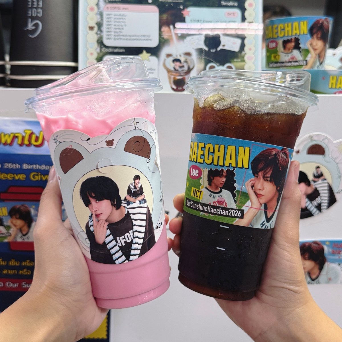 gcoffeebkk's tweet photo. 🐻🪽 𝐇𝐞𝐚𝐯𝐞𝐧𝐥𝐲 𝐁𝐥𝐨𝐨𝐦 𝐰𝐢𝐭𝐡 𝐇𝐚𝐞𝐜𝐡𝐚𝐧 *ੈ✩
G Coffee ร่วมส่งความสุขและคำอวยพรในวันเกิดให้กับ Haechan
06.06.2000 ✨
♡ 𝙉𝙤 𝙢𝙖𝙩𝙩𝙚𝙧 𝙬𝙝𝙚𝙧𝙚 𝙁𝙪𝙡𝙡𝙨𝙪𝙣 𝙜𝙤𝙚𝙨,
𝙃𝙖𝙚𝙘𝙝𝙖𝙣 𝙬𝙞𝙡𝙡 𝙖𝙡𝙬𝙖𝙮𝙨 𝙗𝙚 𝙤𝙪𝙧 𝙨𝙪𝙣𝙨𝙝𝙞𝙣𝙚. ♡
📝 เพียงสั่งเครื่องดื่มขนาด 22 ออนซ์ ร���บฟรี Cup Sleeve ลายพิเศษ
✨ หน้าร้าน: แจ้งพนักงานได้เลย
🪄 Delivery หรือสั่งผ่านแอป 📲 ระบุในช่องหมายเหตุ: "รับ CUP SLEEVE HAECHAN"
🗓️ วันที่ 5 - 11 มิถุนายน 2569
📍 G Coffee ทุกสาขา
💛 Cup Sleeve มี 2 ลาย สามารถแจ้งพนักงานได้เลยว่าต้องการลายหรือสีไหน (1 แก้ว / 1 ชิ้น)
G Coffee ขอให้ปีนี้เป็นอีกปีที่เปล่งประกาย สดใส และได้รับความรักกลับไปมากเท่ากับที่มอบให้แฟน ๆ เสมอน้าา ✨
#HeavenlyBloomHC #OurSunshineHaechan2026 #Gcoffee #MRT #HAPPYHAECHANDAY