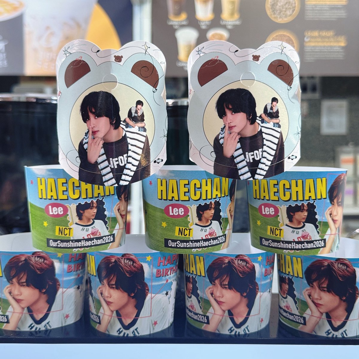 gcoffeebkk's tweet photo. 🐻🪽 𝐇𝐞𝐚𝐯𝐞𝐧𝐥𝐲 𝐁𝐥𝐨𝐨𝐦 𝐰𝐢𝐭𝐡 𝐇𝐚𝐞𝐜𝐡𝐚𝐧 *ੈ✩
G Coffee ร่วมส่งความสุขและคำอวยพรในวันเกิดให้กับ Haechan
06.06.2000 ✨
♡ 𝙉𝙤 𝙢𝙖𝙩𝙩𝙚𝙧 𝙬𝙝𝙚𝙧𝙚 𝙁𝙪𝙡𝙡𝙨𝙪𝙣 𝙜𝙤𝙚𝙨,
𝙃𝙖𝙚𝙘𝙝𝙖𝙣 𝙬𝙞𝙡𝙡 𝙖𝙡𝙬𝙖𝙮𝙨 𝙗𝙚 𝙤𝙪𝙧 𝙨𝙪𝙣𝙨𝙝𝙞𝙣𝙚. ♡
📝 เพียงสั่งเครื่องดื่มขนาด 22 ออนซ์ ร���บฟรี Cup Sleeve ลายพิเศษ
✨ หน้าร้าน: แจ้งพนักงานได้เลย
🪄 Delivery หรือสั่งผ่านแอป 📲 ระบุในช่องหมายเหตุ: "รับ CUP SLEEVE HAECHAN"
🗓️ วันที่ 5 - 11 มิถุนายน 2569
📍 G Coffee ทุกสาขา
💛 Cup Sleeve มี 2 ลาย สามารถแจ้งพนักงานได้เลยว่าต้องการลายหรือสีไหน (1 แก้ว / 1 ชิ้น)
G Coffee ขอให้ปีนี้เป็นอีกปีที่เปล่งประกาย สดใส และได้รับความรักกลับไปมากเท่ากับที่มอบให้แฟน ๆ เสมอน้าา ✨
#HeavenlyBloomHC #OurSunshineHaechan2026 #Gcoffee #MRT #HAPPYHAECHANDAY
