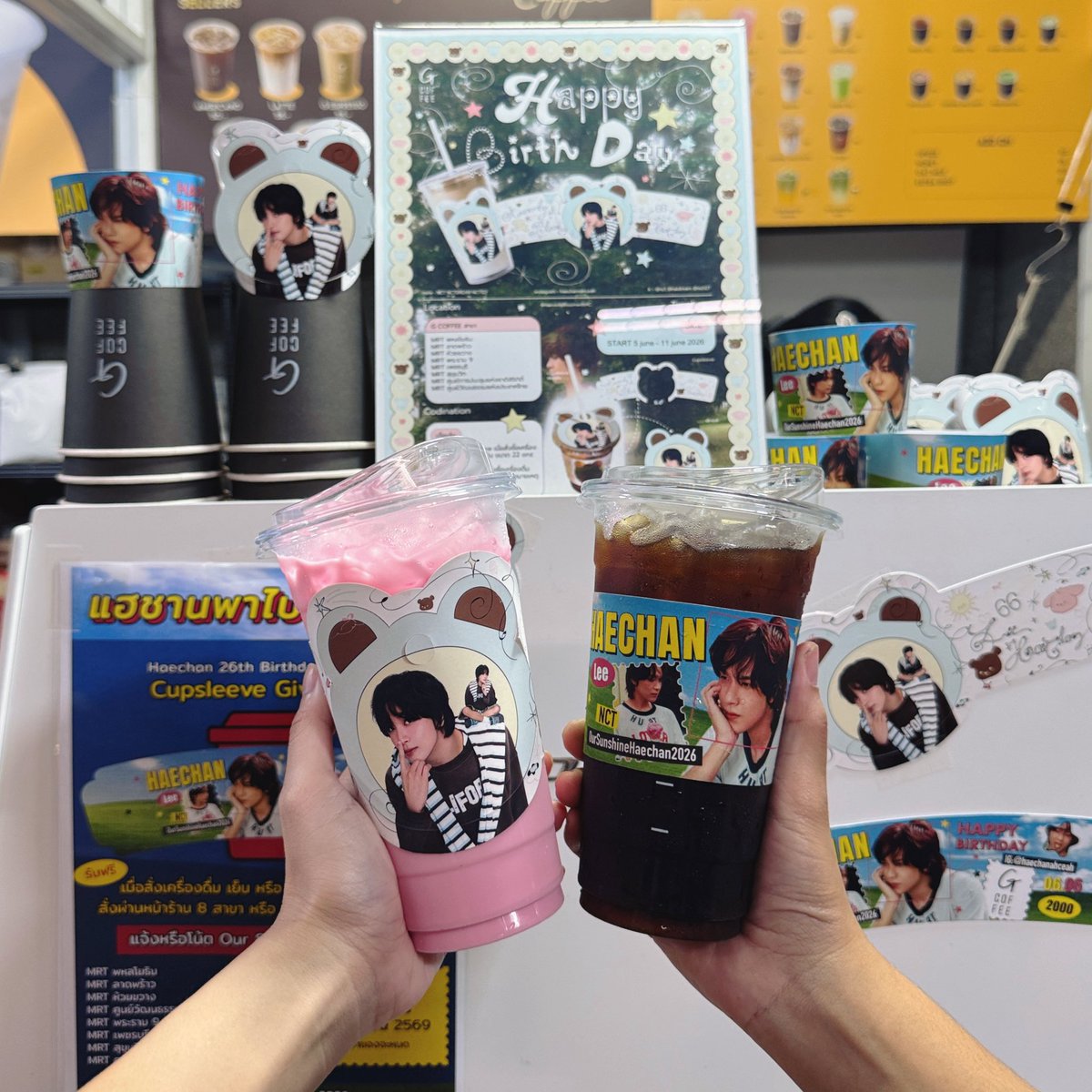 gcoffeebkk's tweet photo. 🐻🪽 𝐇𝐞𝐚𝐯𝐞𝐧𝐥𝐲 𝐁𝐥𝐨𝐨𝐦 𝐰𝐢𝐭𝐡 𝐇𝐚𝐞𝐜𝐡𝐚𝐧 *ੈ✩
G Coffee ร่วมส่งความสุขและคำอวยพรในวันเกิดให้กับ Haechan
06.06.2000 ✨
♡ 𝙉𝙤 𝙢𝙖𝙩𝙩𝙚𝙧 𝙬𝙝𝙚𝙧𝙚 𝙁𝙪𝙡𝙡𝙨𝙪𝙣 𝙜𝙤𝙚𝙨,
𝙃𝙖𝙚𝙘𝙝𝙖𝙣 𝙬𝙞𝙡𝙡 𝙖𝙡𝙬𝙖𝙮𝙨 𝙗𝙚 𝙤𝙪𝙧 𝙨𝙪𝙣𝙨𝙝𝙞𝙣𝙚. ♡
📝 เพียงสั่งเครื่องดื่มขนาด 22 ออนซ์ ร���บฟรี Cup Sleeve ลายพิเศษ
✨ หน้าร้าน: แจ้งพนักงานได้เลย
🪄 Delivery หรือสั่งผ่านแอป 📲 ระบุในช่องหมายเหตุ: "รับ CUP SLEEVE HAECHAN"
🗓️ วันที่ 5 - 11 มิถุนายน 2569
📍 G Coffee ทุกสาขา
💛 Cup Sleeve มี 2 ลาย สามารถแจ้งพนักงานได้เลยว่าต้องการลายหรือสีไหน (1 แก้ว / 1 ชิ้น)
G Coffee ขอให้ปีนี้เป็นอีกปีที่เปล่งประกาย สดใส และได้รับความรักกลับไปมากเท่ากับที่มอบให้แฟน ๆ เสมอน้าา ✨
#HeavenlyBloomHC #OurSunshineHaechan2026 #Gcoffee #MRT #HAPPYHAECHANDAY