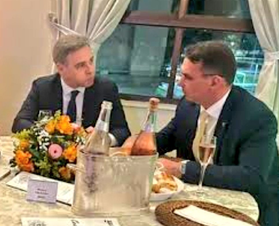 Averyssimo's tweet photo. André Mendonça despreza a idoneidade ao comparecer num evento público com um senador que recebeu 134 milhões em propina do Banco Master, um prefeito que desviou dinheiro público para o Banco Master e um governador que recebeu 2 milhões do Banco Master.

André Mendonça é suspeito. https://t.co/jbVdZF1reD