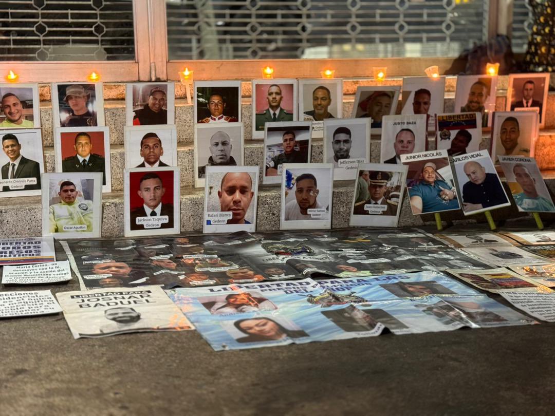 VenteDDHH's tweet photo. 📍El Helicoide | Las familias de los presos políticos siguen resistiendo.

No se rinden ante el silencio, la incertidumbre ni la injusticia. Su lucha mantiene viva la exigencia de libertad para quienes permanecen detenidos por razones políticas.

La libertad no puede seguir esperando.

#QueSeanTodos 🇻🇪