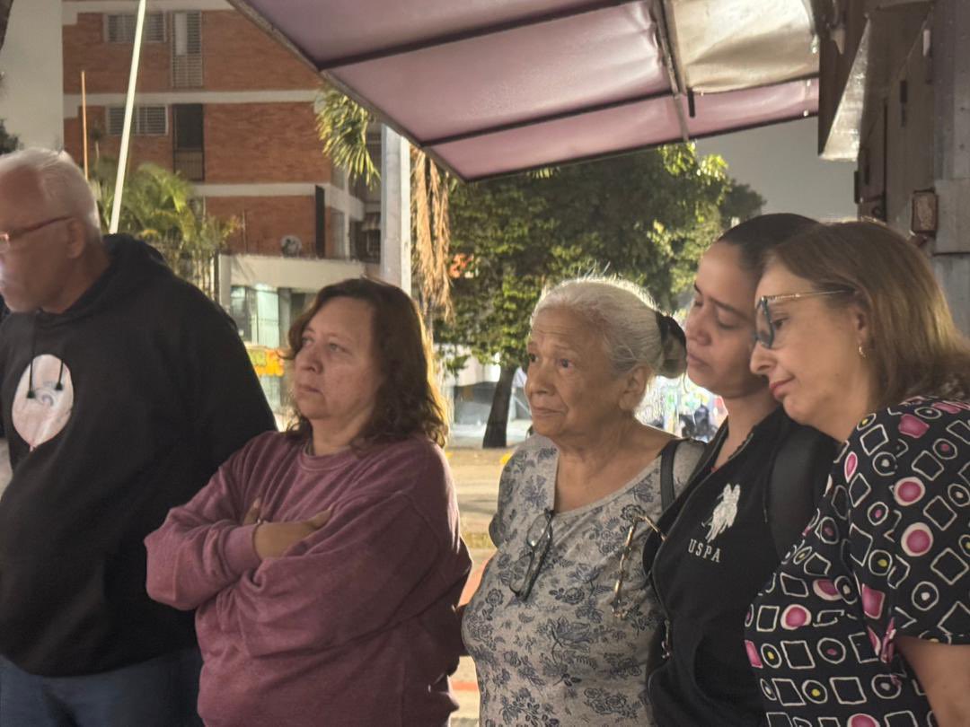 VenteDDHH's tweet photo. 📍El Helicoide | Las familias de los presos políticos siguen resistiendo.

No se rinden ante el silencio, la incertidumbre ni la injusticia. Su lucha mantiene viva la exigencia de libertad para quienes permanecen detenidos por razones políticas.

La libertad no puede seguir esperando.

#QueSeanTodos 🇻🇪