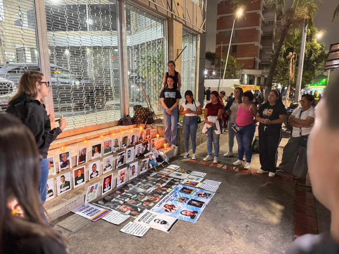 VenteDDHH's tweet photo. 📍El Helicoide | Las familias de los presos políticos siguen resistiendo.

No se rinden ante el silencio, la incertidumbre ni la injusticia. Su lucha mantiene viva la exigencia de libertad para quienes permanecen detenidos por razones políticas.

La libertad no puede seguir esperando.

#QueSeanTodos 🇻🇪