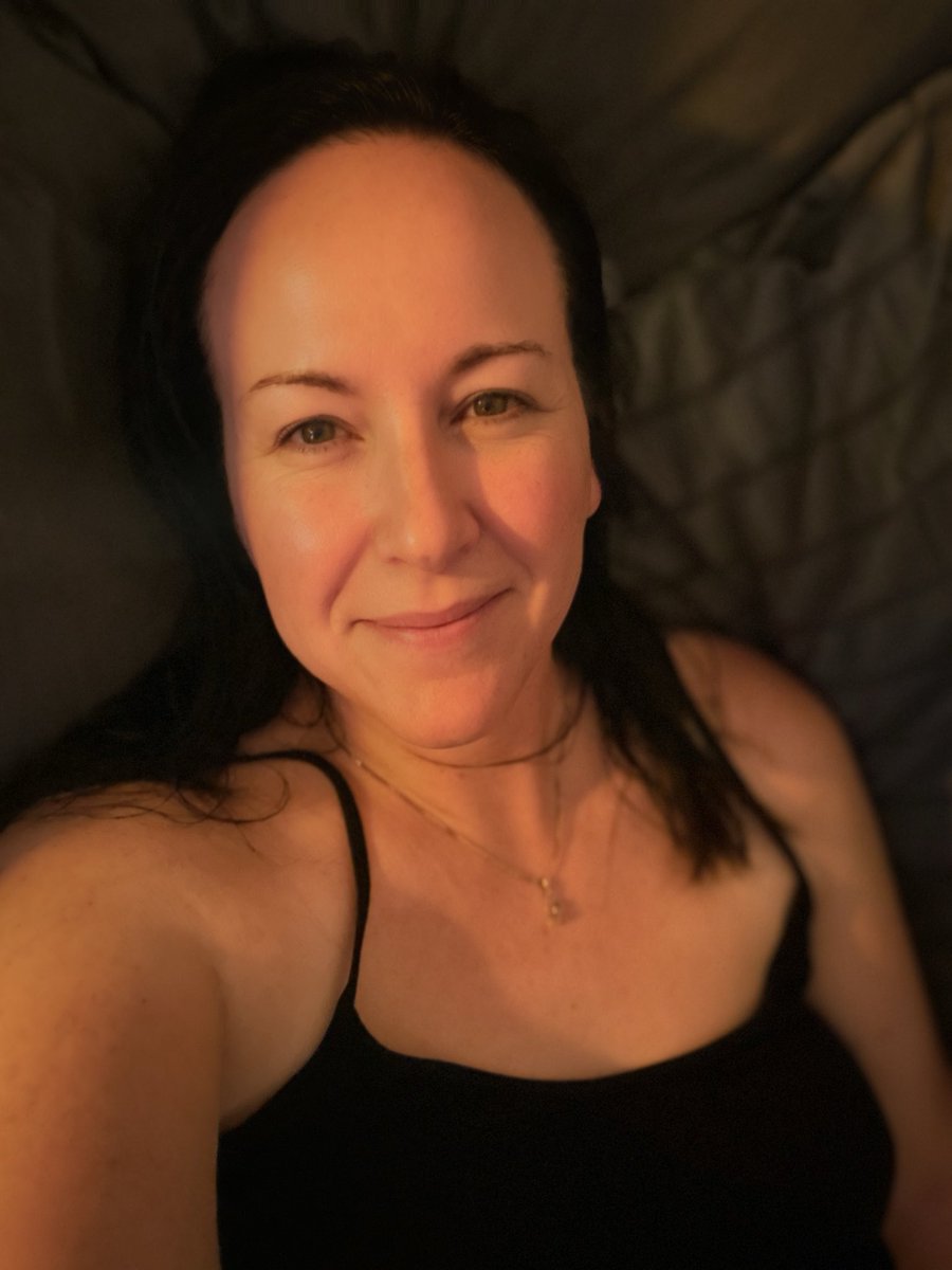 SmutLisa's tweet photo. Sunset coming through the window. Summertime is finally here. 🔥 https://t.co/iGAGCkYW6y