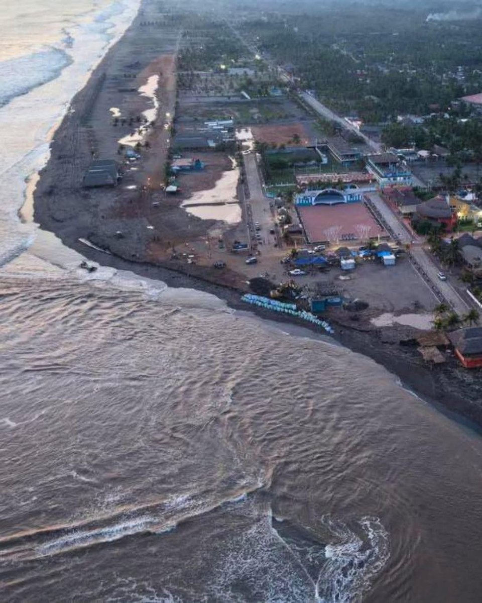 StarNewsNoti's tweet photo. 🔴¡ALERTA EN OCÓS!
Habitantes y comerciantes de las playas de Ocós, San Marcos, reportan daños e inundaciones tras un incremento inusual del mar. El fenómeno, identificado como mar de fondo, ha superado los límites costeros afectando locales.

https://t.co/B5hHRjwcxL https://t.co/wC2j9V8YDX