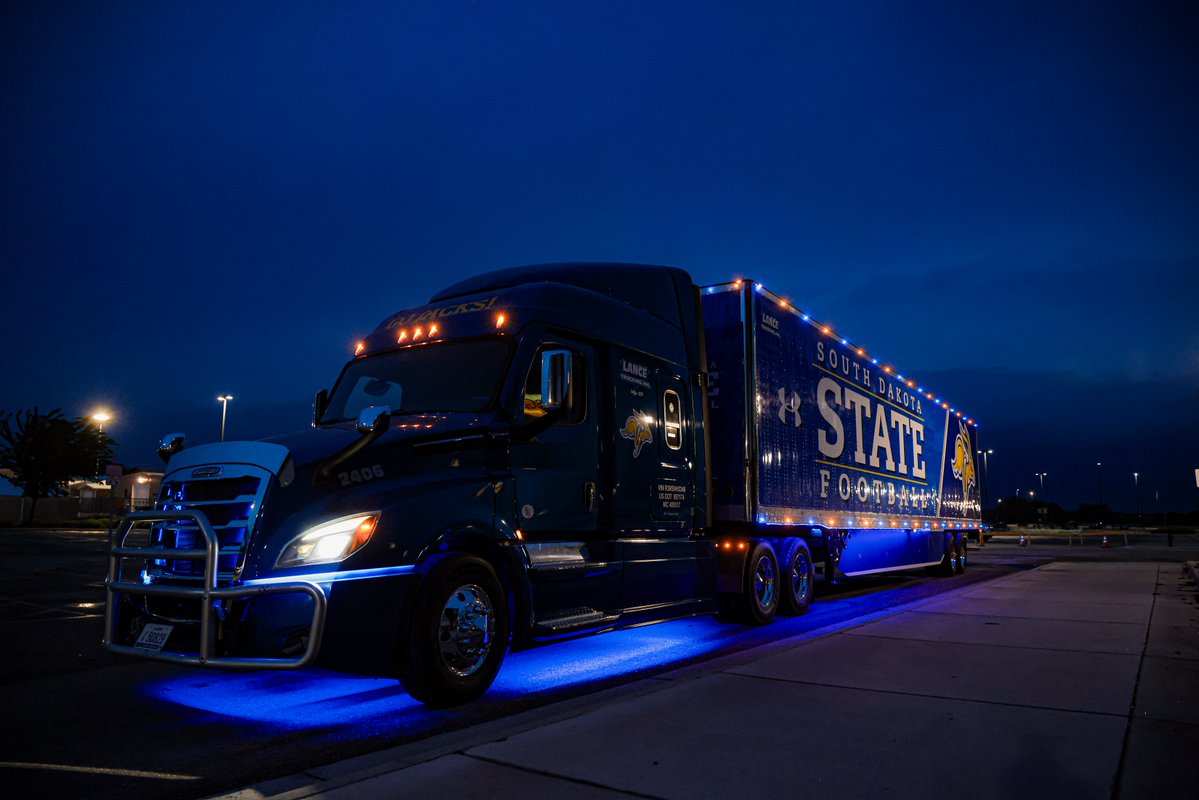 GoJacksFB's tweet photo. All of the lights 🟦🟨

#GoJacks🐰 https://t.co/uUHk6U0PFl