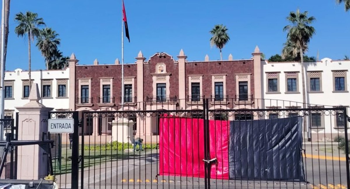 feroropeza20's tweet photo. A tres semanas de parálisis en la Universidad de Sonora, entre los maestros empieza a crecer el nerviosismo y la preocupación.

Se comenta en varios grupos de agremiados al @stausunison que el pago de salarios caídos no está nada seguro.

Seguiremos informando  #STAUS #UNISON https://t.co/WE1xzFnPOl