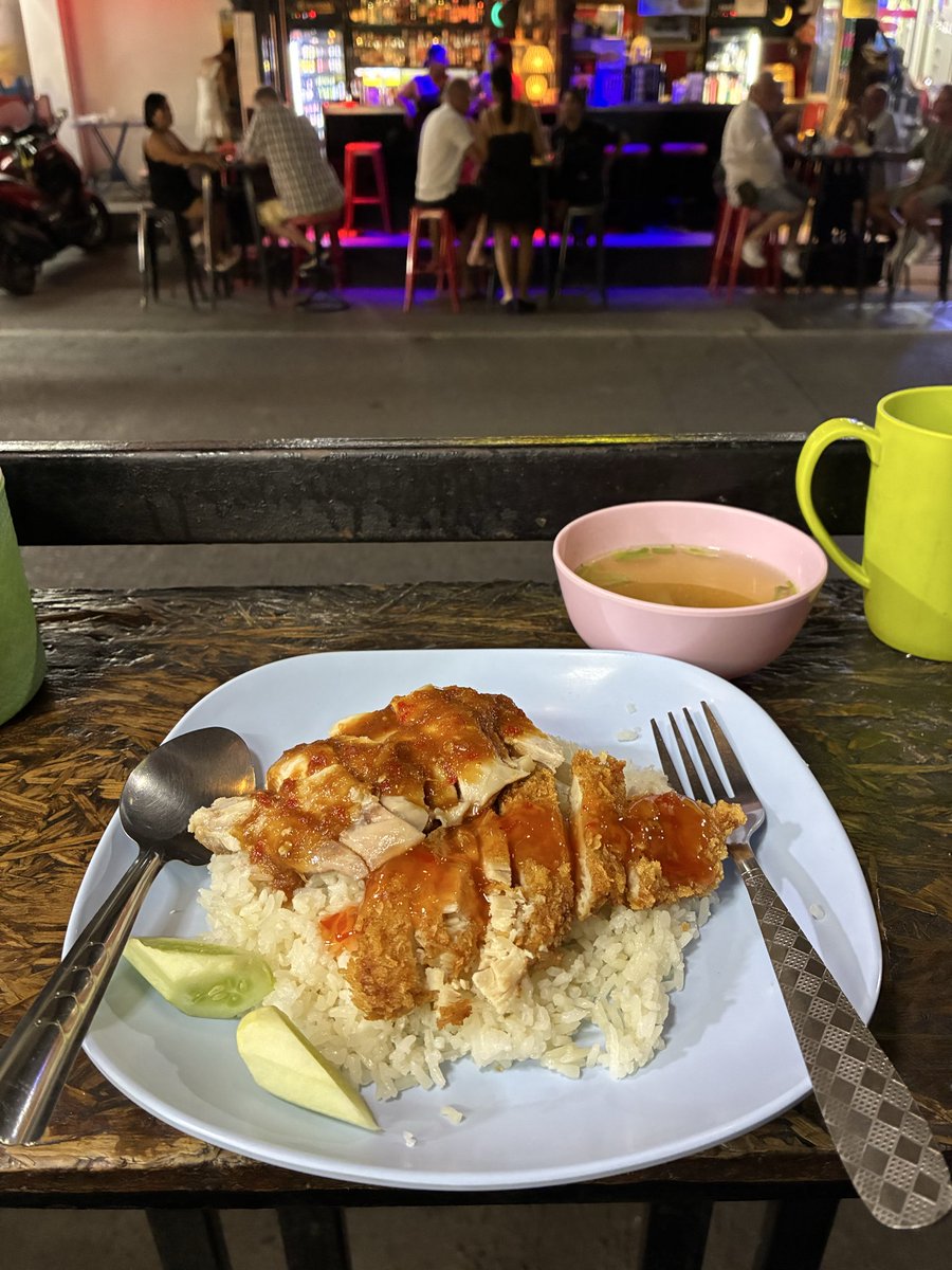 lucky_ito's tweet photo. ソイレンキーの交差点で、カオマンガイ・パソム(ミックス)を注文。
ここは食事しながら店前の人通りを観察できるのが好き。
同じく交差点にあったサブウェイは、閉店してAG Massageになるような張り紙があった。 https://t.co/rfPcOKmskv