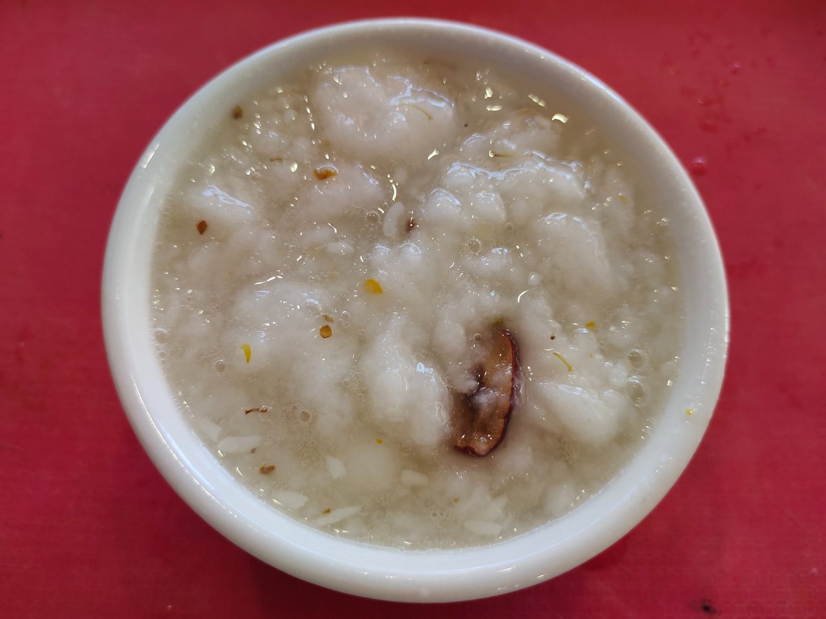 AlexCourtright's tweet photo. 刚出锅的糖心蛋咬开半流心，配着热粥嗦完连碗底都刮干净了，治愈今早所有的慌。， https://t.co/QisiKV828G