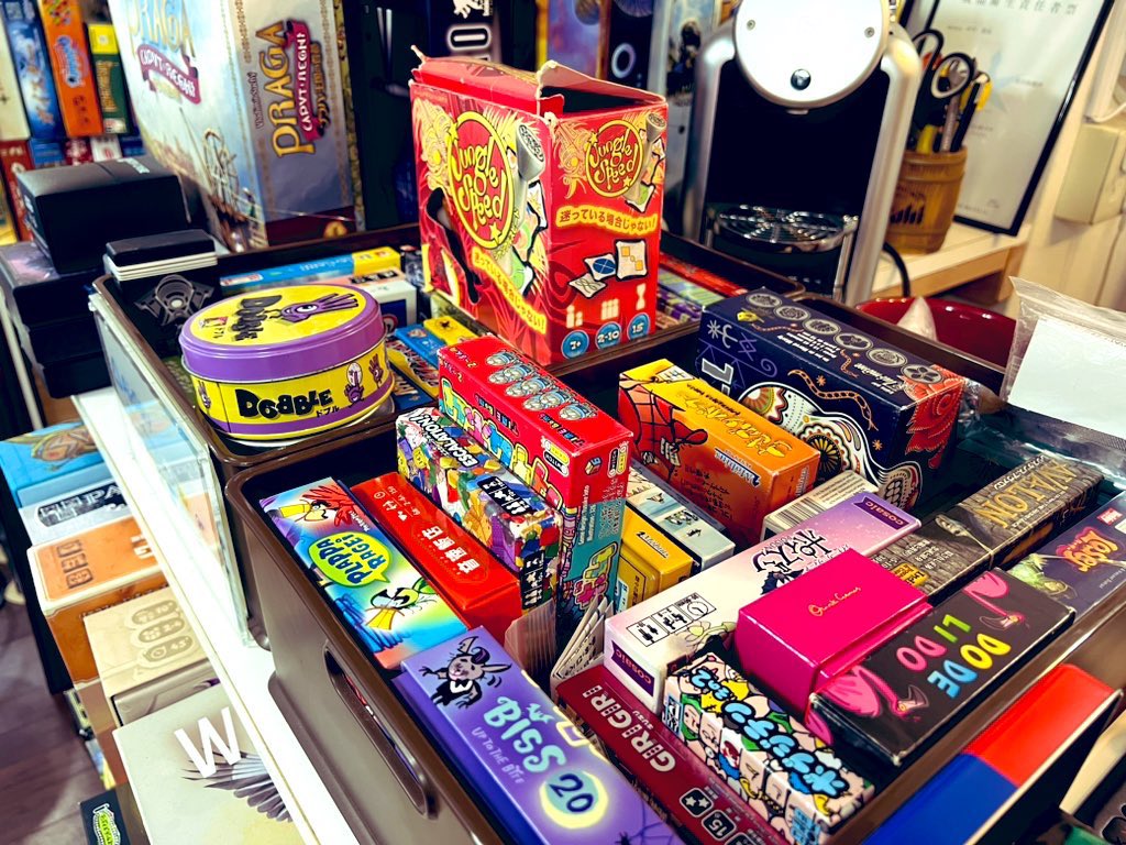 GamecafeLevel's tweet photo. ボードゲームカフェで店員におすすめを聞く時、かなり雑に伝えても大丈夫です。

「3人で1時間くらい」
「初めての人がいます」
「会話多めがいいです」
「難しすぎないものがいいです」

このくらいで十分です。
ゲーム名を知らなくても、候補は出せます。 https://t.co/omcDpXsJYK
