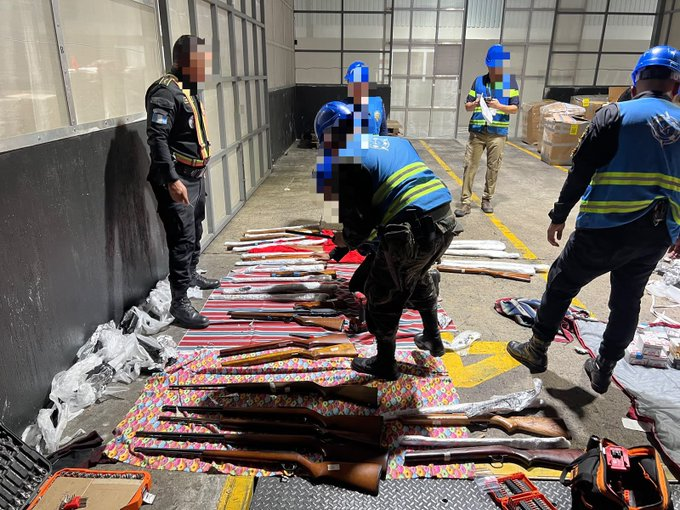 SaptaDigital's tweet photo. #Nacionales 
🔴El Ejército de Guatemala, a través de la Marina y en coordinación con fuerzas de seguridad civil, localizó un fuerte armamento oculto en un contenedor de encomiendas en la Portuaria Santo Tomás de Castilla, Puerto Barrios.

Inventario incautado:
 24 rifles calibre .22 
 02 pistolas calibre .25 
 3,037 municiones de distintos calibres 
 09 tolvas

El operativo fue realizado por la Fuerza de Tarea para la Facilitación del Comercio.

Las autoridades señalan que este es un golpe directo como parte de la estrategia gubernamental contra el crimen organizado transnacional.
#SaptaDigital #Guatemala