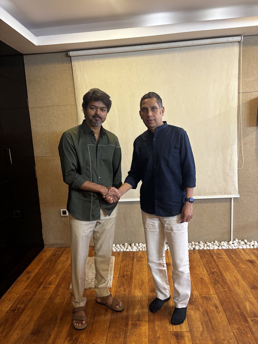 pravchak's tweet photo. தமிழ்நாடு சமூக நீதி முற்போக்குக் (TVK+INC+VCK+IUML+CPI+CPM) கூட்டணியின் முதல் MP வேட்பாளராகத் தேர்ந்தெடுக்கப்பட்டதை பெருமையாகவும் பெரும் பொறுப்பாகவும் கருதுகிறேன்

என் மீது நம்பிக்கை வைத்த LoP @RahulGandhi மற்றும் தமிழக CM @TVKVijayHQ க்கு மனமார்ந்த நன்றி

தேர்ந்தெடுக்கப்பட்ட பிறகு, இந்திய நாடாளுமன்றத்தில் தமிழ் மக்களின் துணிச்சலான, விசுவாசமான மற்றும் நேர்மையான குரலாக ஒலிப்பேன் என்று லட்சக்கணக்கான கூட்டணித் தொண்டர்களுக்கு உறுதியளிக்கிறேன்