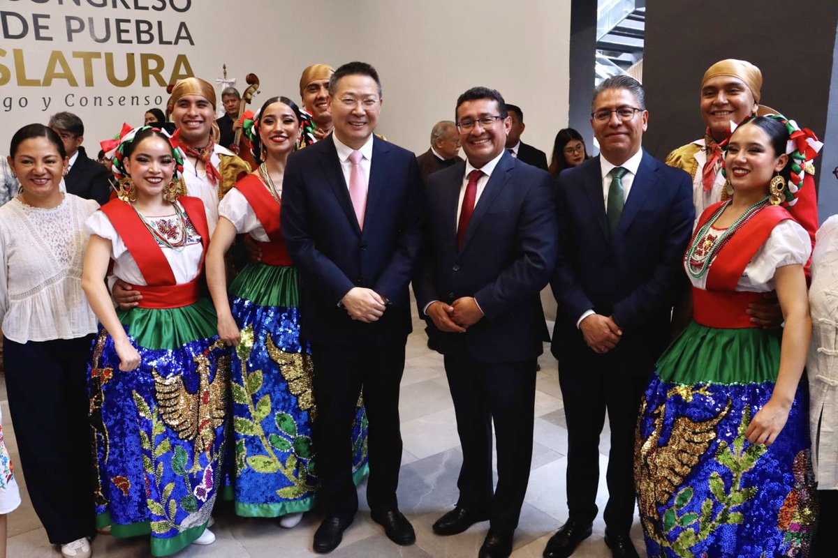 EmbChinaMex's tweet photo. El Embajador de China en México Chen Daojiang visita el Estado de Puebla

Del 2 al 3 de junio de 2026, el Embajador de China en México, Chen Daojiang, llevó a cabo una visita oficial al Estado de Puebla, durante la cual se reunió con diversas autoridades locales, entre ellas el Presidente del Congreso del Estado, Pável Gaspar, la presidenta municipal de San Pedro Cholula, Tonantzin Fernández, y la presidenta municipal de Zacatlán, Beatriz Sánchez. Durante su estancia, el Embajador Chen dio en el Congreso un discurso titulado “Unir orillas del Pacífico: escribir un nuevo capítulo de la cooperación”, asistió a la ceremonia inaugural de la Exposición de Trajes Tradicionales de las Etnias de China, celebrada en el municipio de Cholula, y sostuvo un encuentro con comunidades indígenas de Zacatlán.

En sus intervenciones, el Embajador Chen destacó que la amistad entre China y México cuenta con una larga historia y sólidos cimientos populares. Señaló asimismo que las cooperaciones entre gobiernos locales constituyen las fuerzas impulsoras más dinámicas de las relaciones bilaterales. Puebla, añadió que, es un estado emblemático por su riqueza histórica y cultural, así como por sus fortalezas en los ámbitos manufacturero, educativo y turístico. En este contexto, expresó la disposición de China de profundizar los intercambios y cooperaciones con el Estado de Puebla para promover un desarrollo cada vez más amplio y sólido de los vínculos sino-mexicanos a nivel local.

Por su parte, el Presidente del Congreso del Estado, junto con las presidentas municipales de San Pedro Cholula y Zacatlán, expresaron que Puebla otorga gran importancia al desarrollo de sus vínculos con China y está dispuesto a seguir fortaleciendo las cooperaciones bilaterales en todos los ámbitos.

Durante su estancia, el Embajador Chen también se reunió con representantes de la comunidad china en Puebla y realizó visitas a empresas de capital chino establecidas en el Estado.